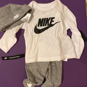 Nike 3 piece Set - new with tags. Dark Grey Heather. Size: 3 mos
